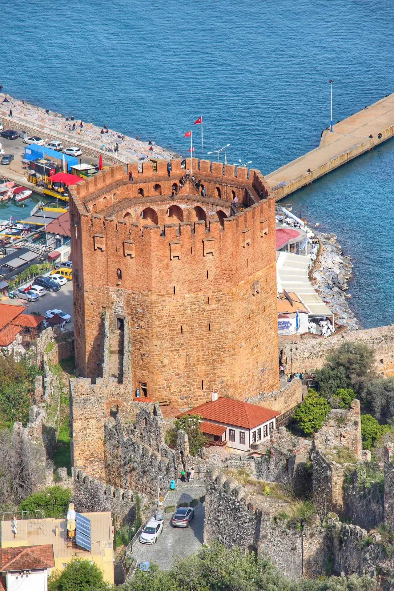 Historischer Roter Turm und Hafen von Alanya bei einer Stadtrundfahrt