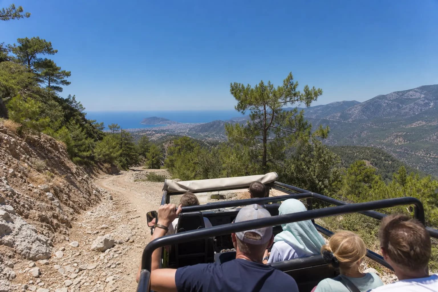 Offener Jeep auf einer Berg-Safari-Straße oberhalb von Alanya