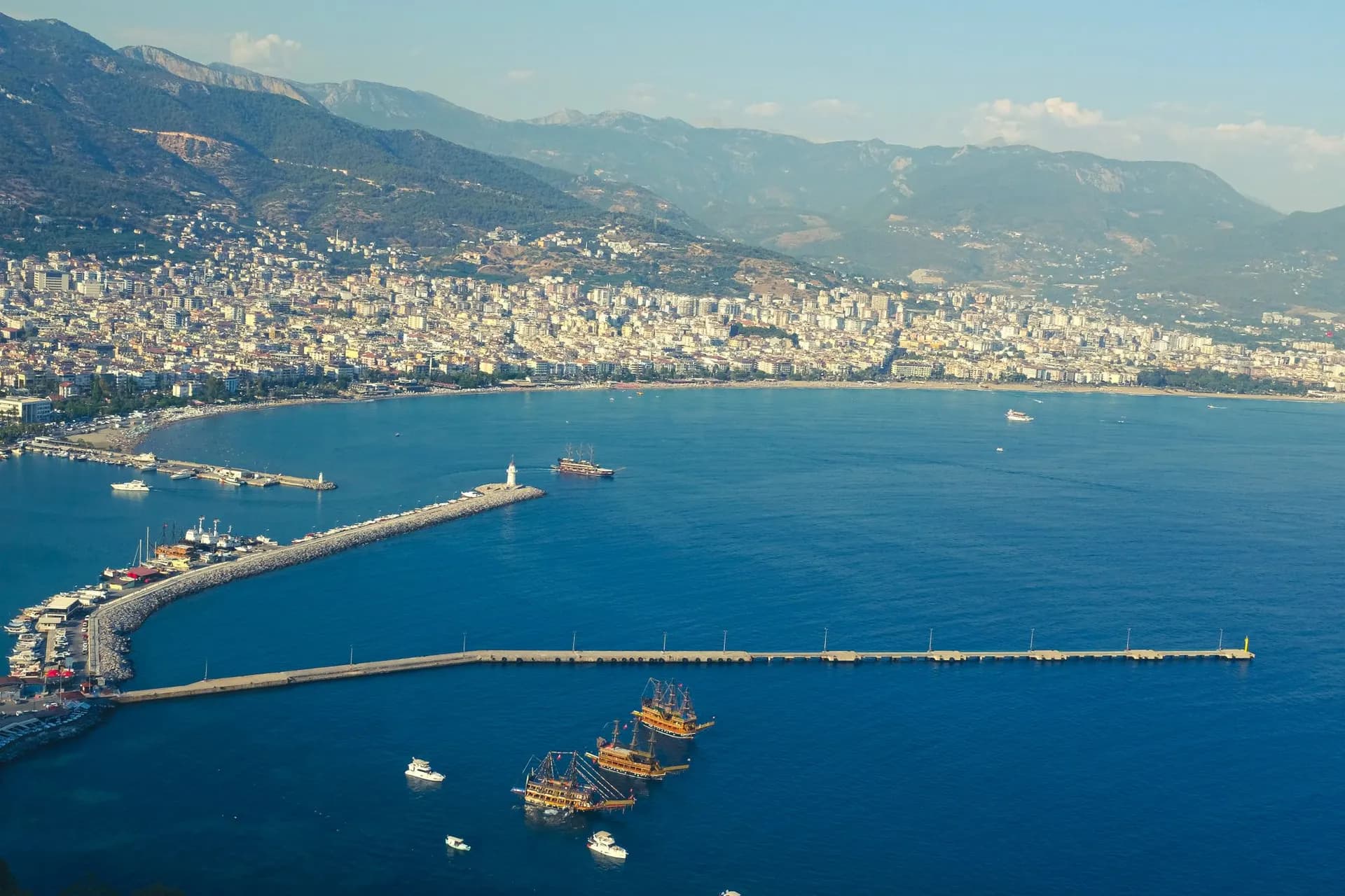 Alanya Akdeniz sahil şeridi ve turkuaz denizin havadan görünümü