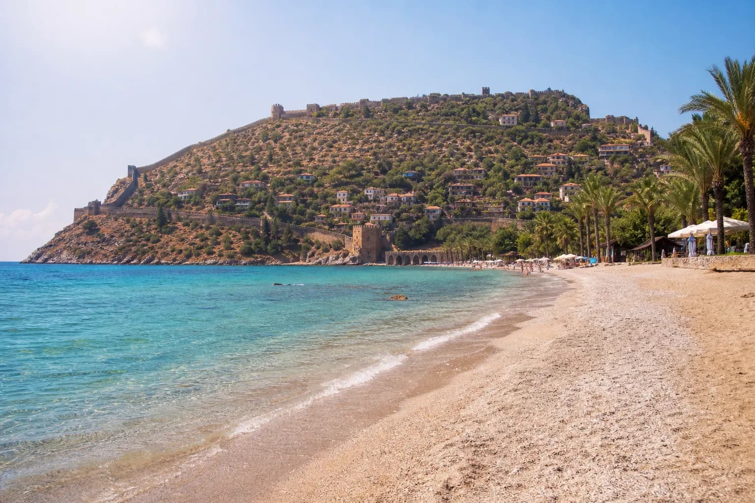 Gäste schwimmen nahe dem Cleopatra-Strand während einer Alanya-Piratenschiff-Tour