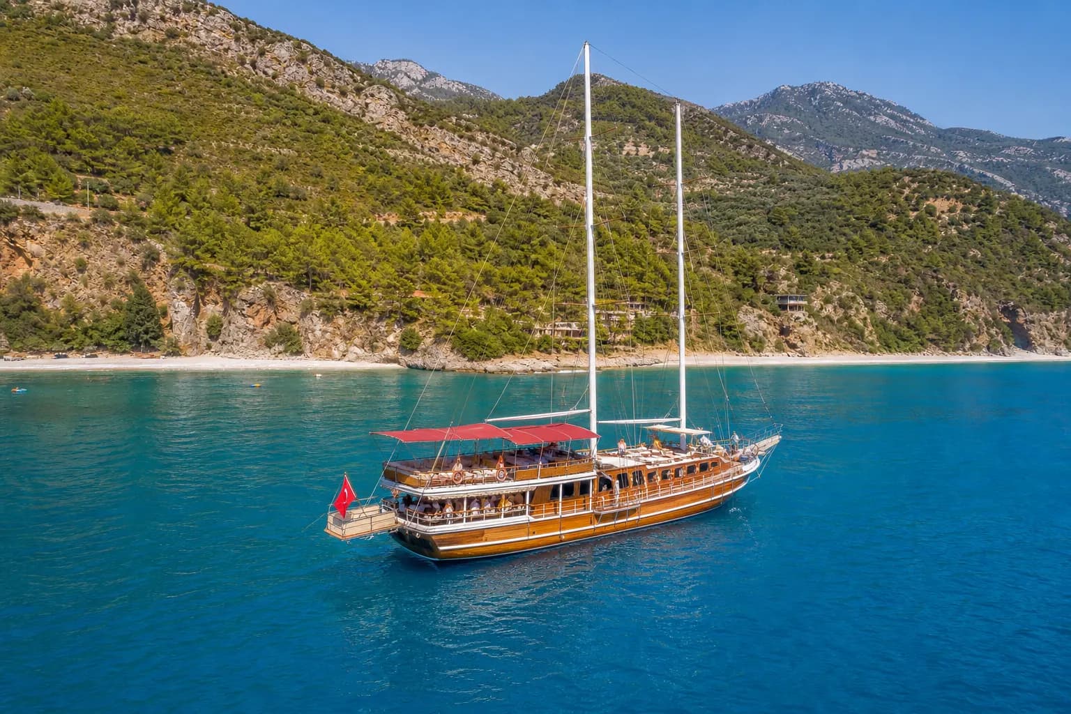 Piratenschiff-Deck mit Gästen auf einer Alanya-Seetour