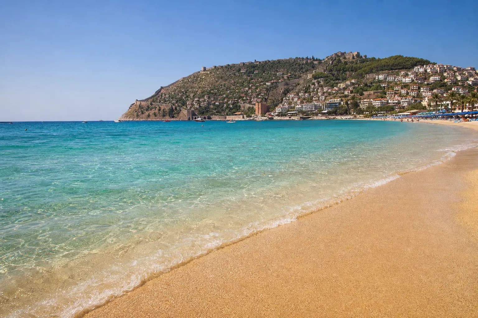 Resort-Hotels entlang der sandigen Küste von Alanya